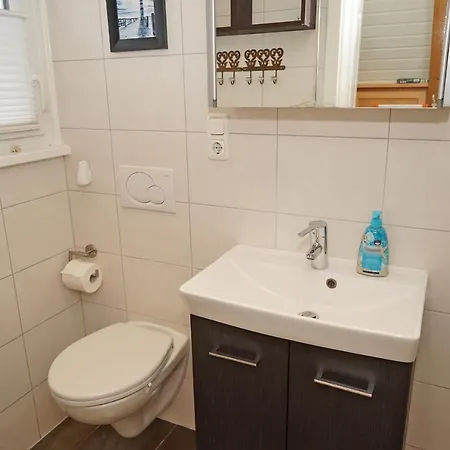 Zeltdachhaus Mit Parkplatz Vor Der Dom wakacyjny Damp