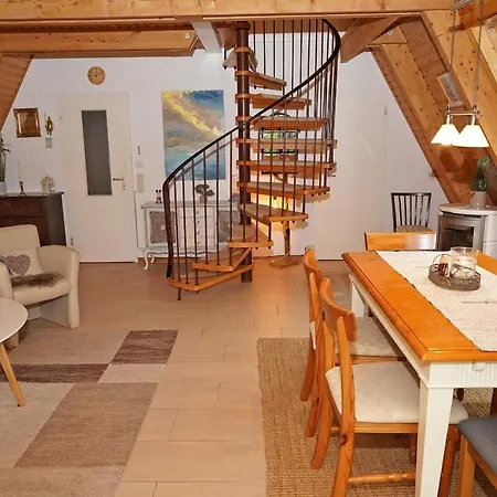 Zeltdachhaus Mit Parkplatz Vor Der