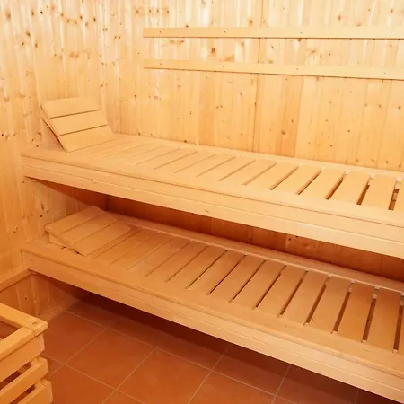 Zeltdachhaus Mit Parkplatz Vor Der Damp