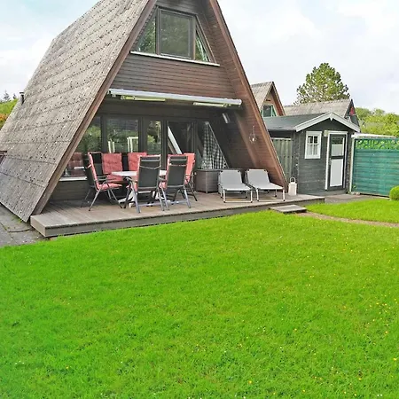 Zeltdachhaus Mit Parkplatz Vor Der Damp